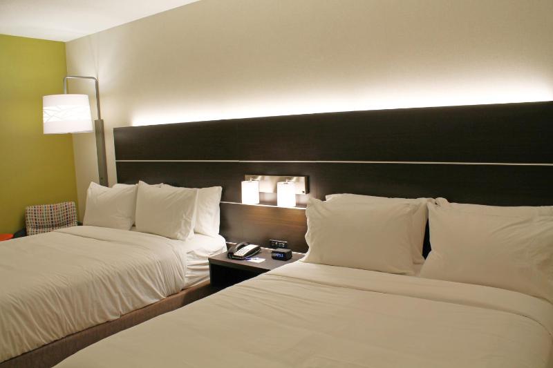 Standard Room with Two Queen Beds image 2