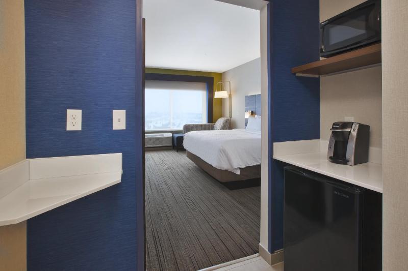 Standard King Room image 4