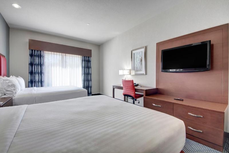 Queen Suite with Two Queen Beds image 2