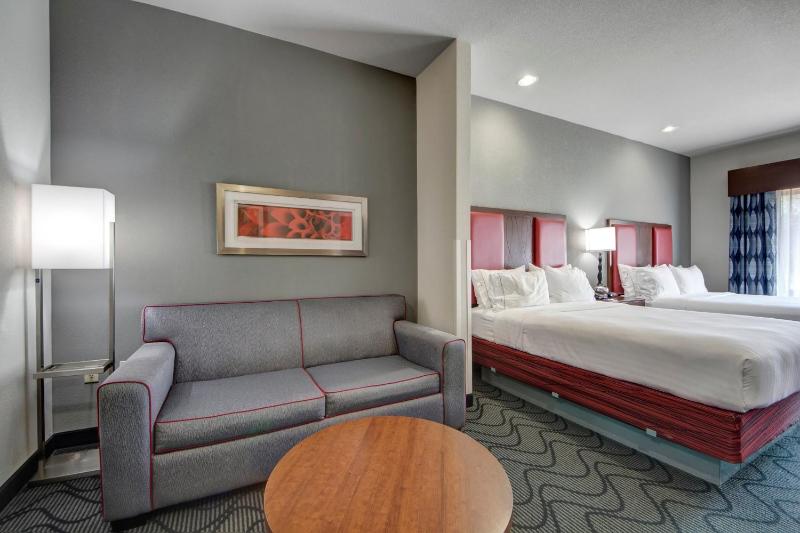 Queen Suite with Two Queen Beds image 4