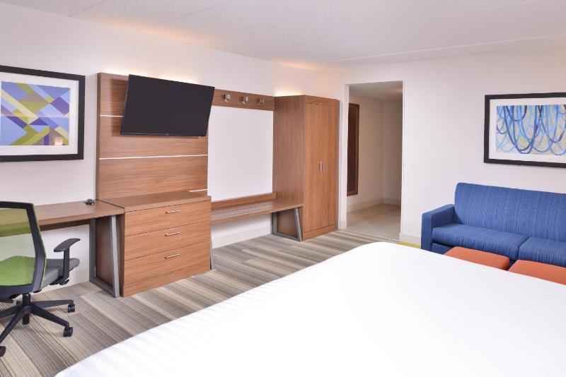 Standard King Room with Sofa Bed image 4