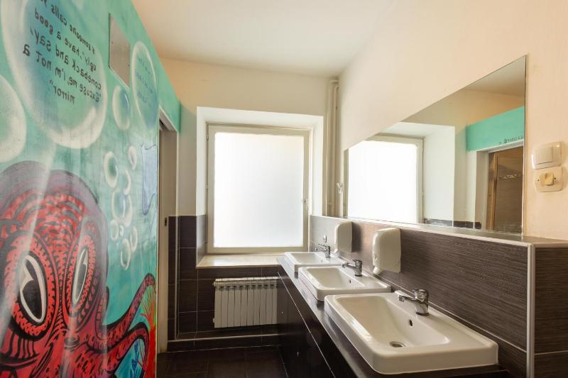 Twin Room with Shared Bathroom image 1