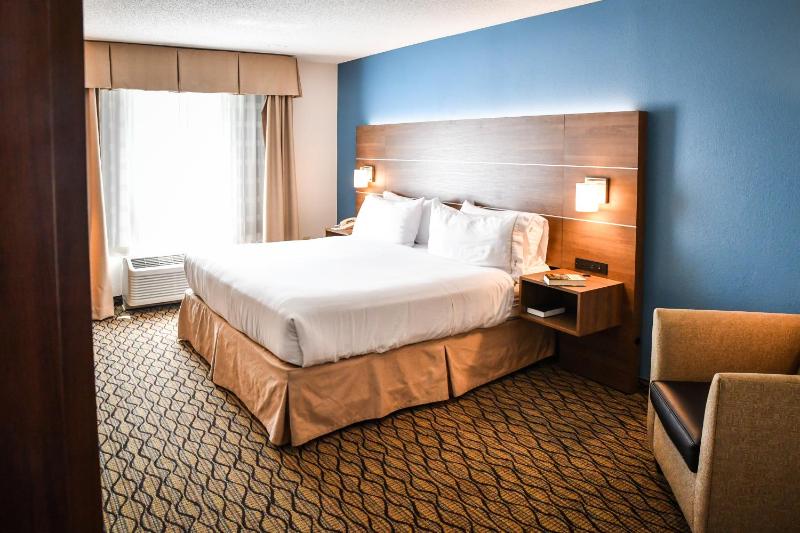 Standard King Room image 4