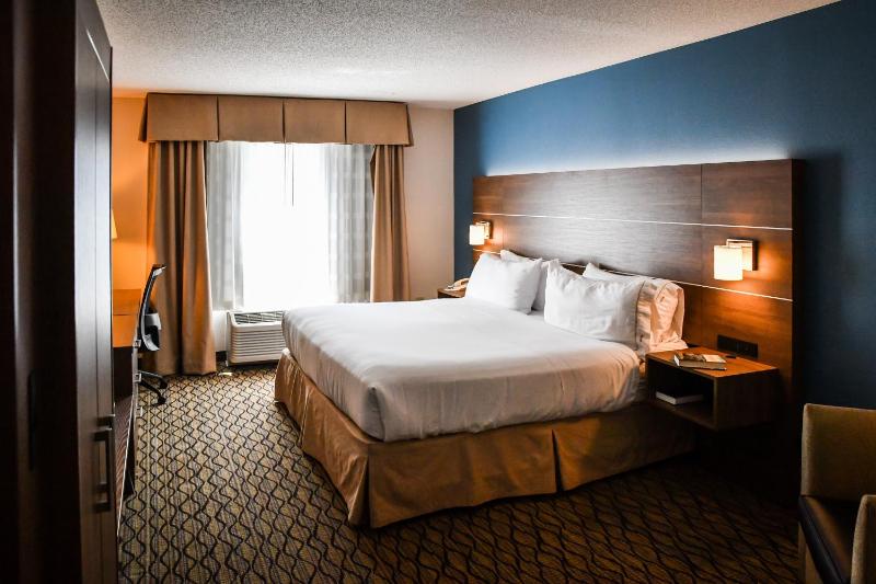 Standard King Room image 3