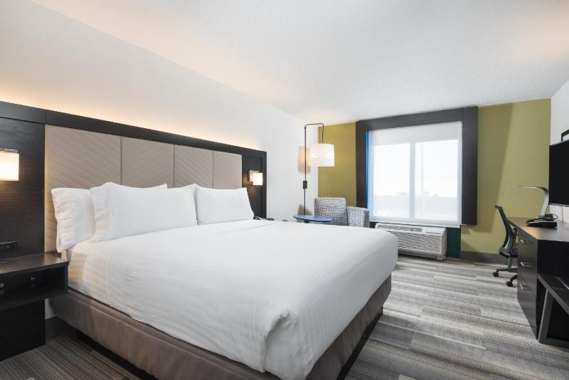 Standard King Room image 2
