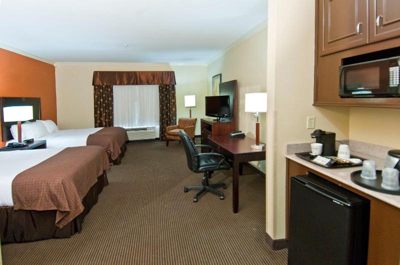 Executive Queen Room with Two Queen Beds - Non-Smoking image 2