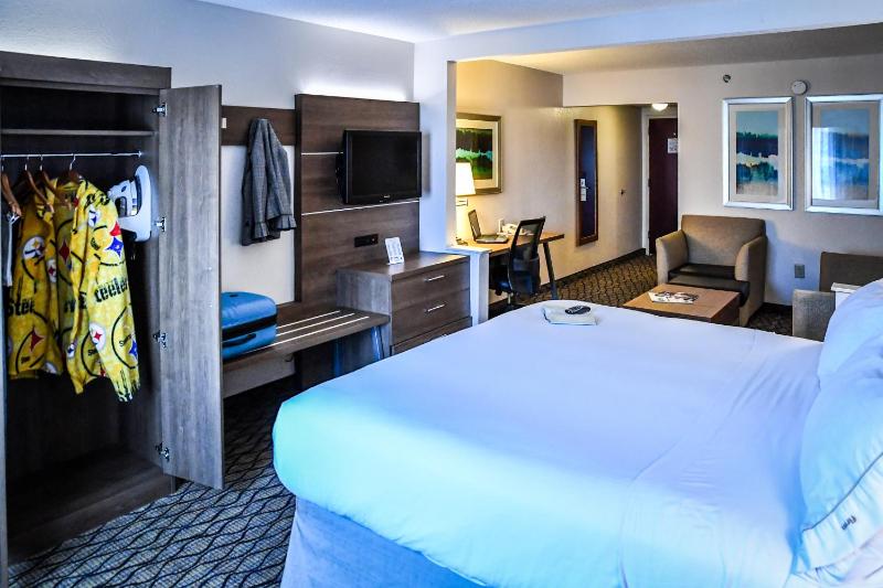 King Suite with Sofa Bed image 4