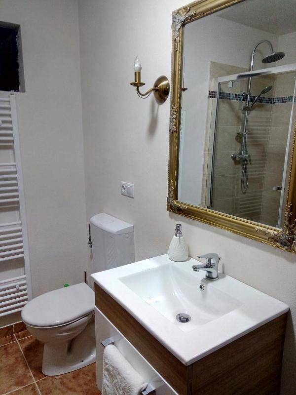 Standard Double Room with Shared Bathroom image 2