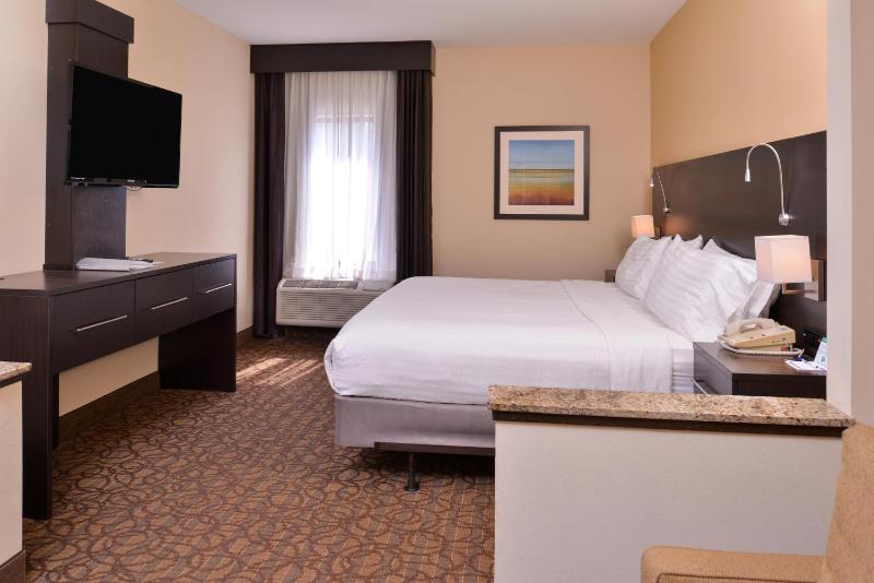 Standard King Room image 4