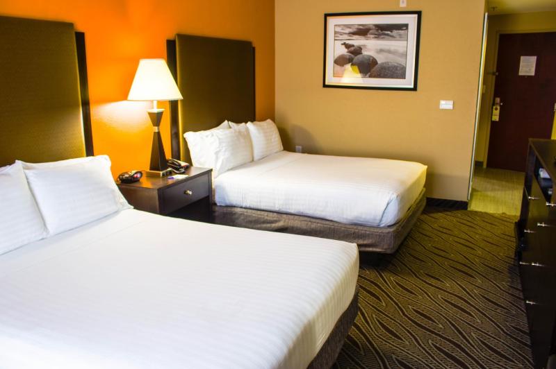 Standard Queen Room with Two Queen Beds image 2