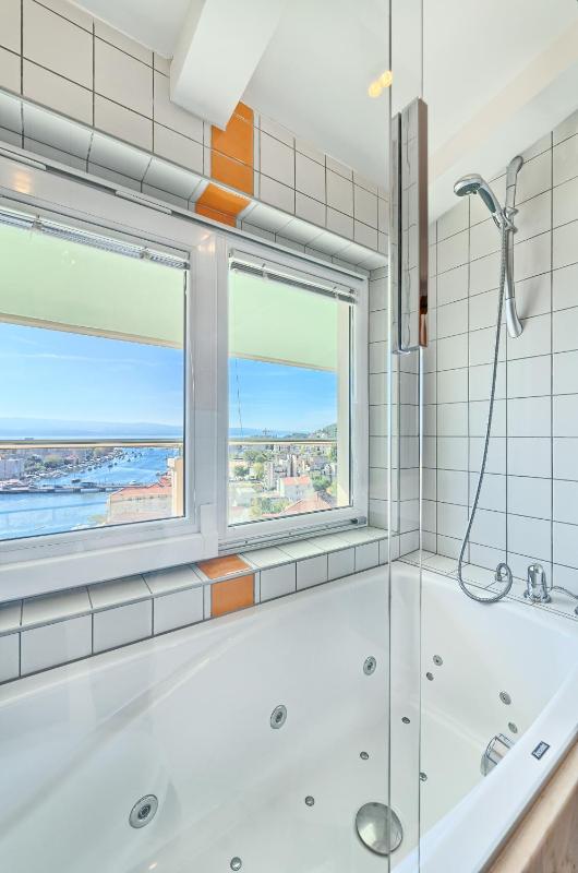 Superior Double Room with Balcony and Sea View image 2