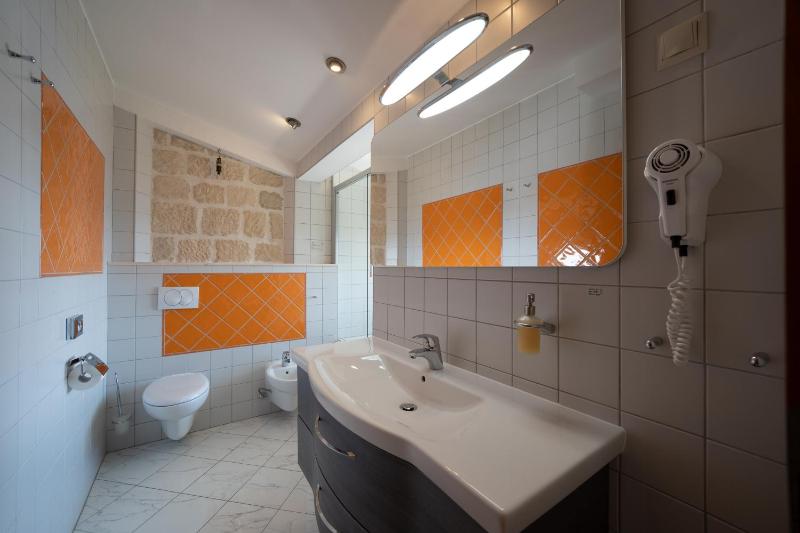 Superior Double Room with Balcony and Sea View image 3