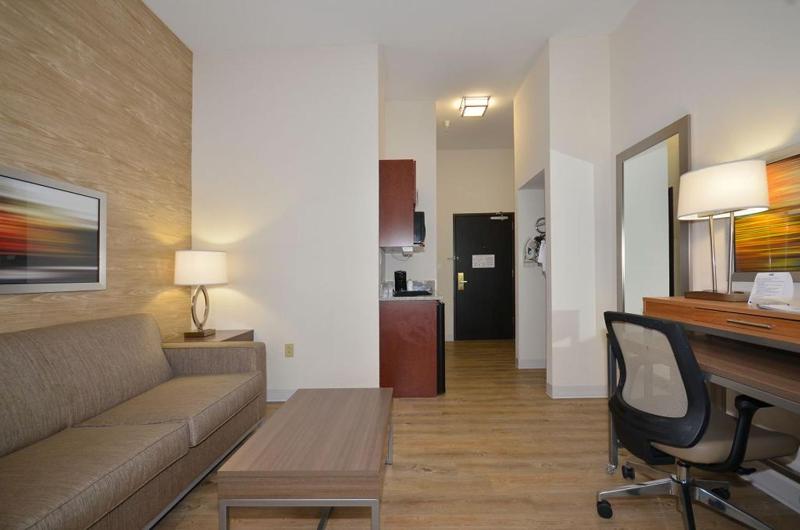 Queen Suite with Two Queen Beds image 3