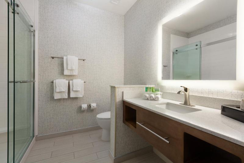 Standard King Room image 2