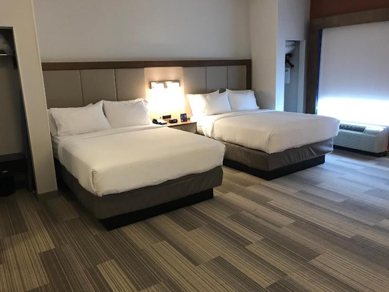 Queen Suite with Two Queen Beds and Additional Living Area image 4