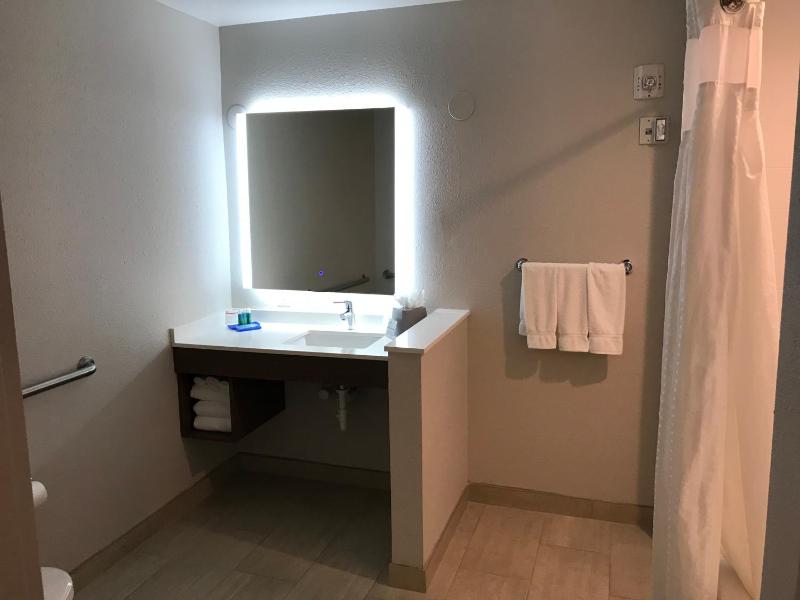 Standard Queen Room with Two Queen Beds and Mobility Accessible Tub image 3