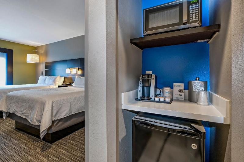 Standard Queen Room with Two Queen Beds image 3