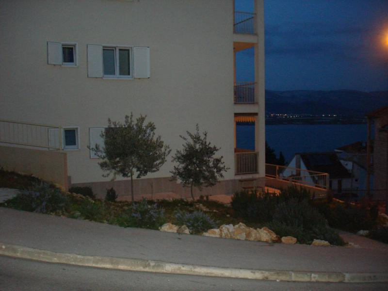 One-Bedroom Apartment with Balcony and Sea View image 1