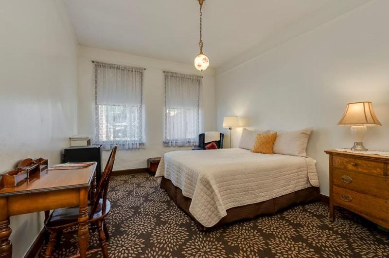 Queen Room image 3