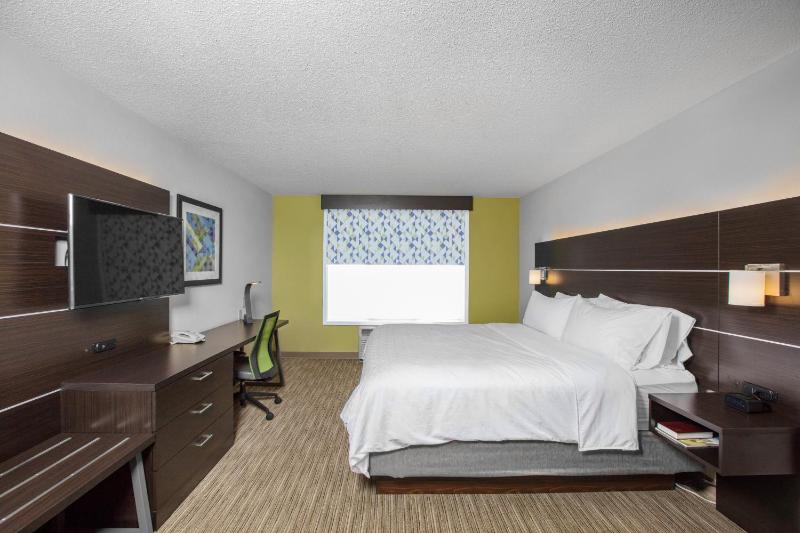 Standard King Room image 3
