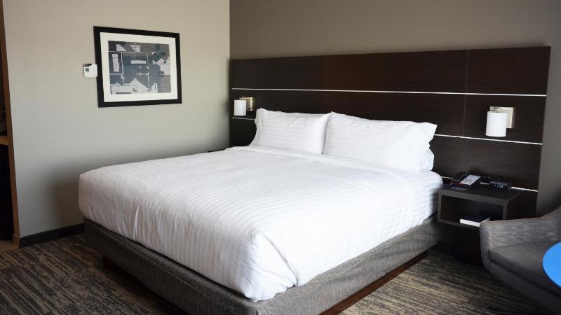 Standard King Room image 3