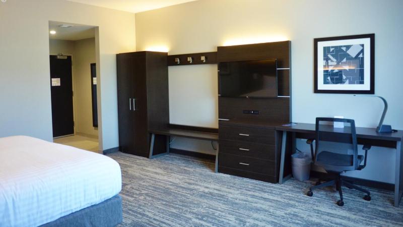 Standard King Room image 3