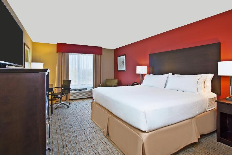 Standard King Room image 3