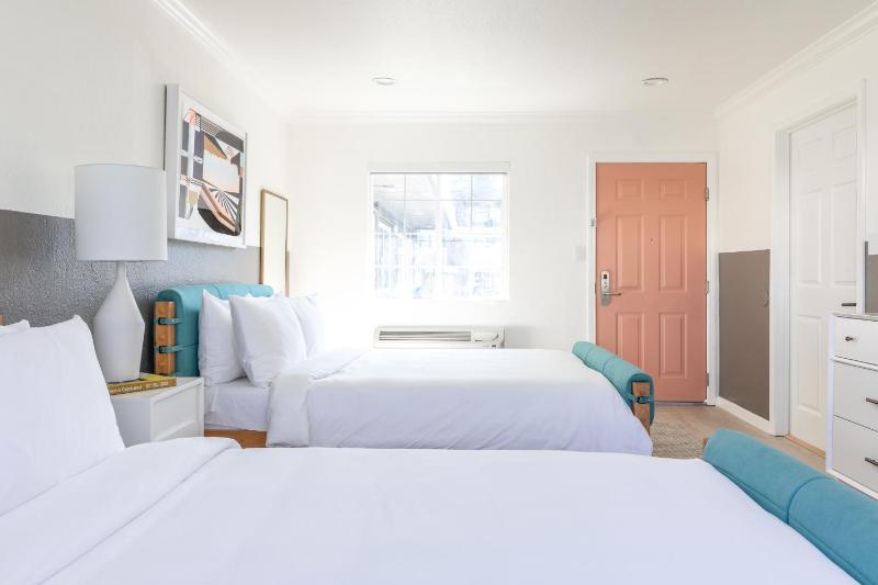 Standard Queen Room image 3