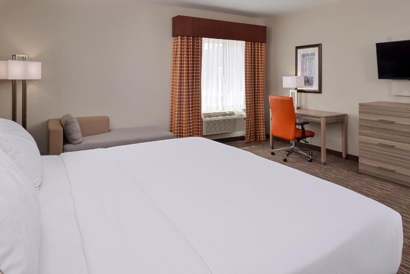 Standard King Room image 4