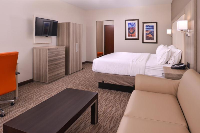 Standard King Room with Sofa Bed image 3