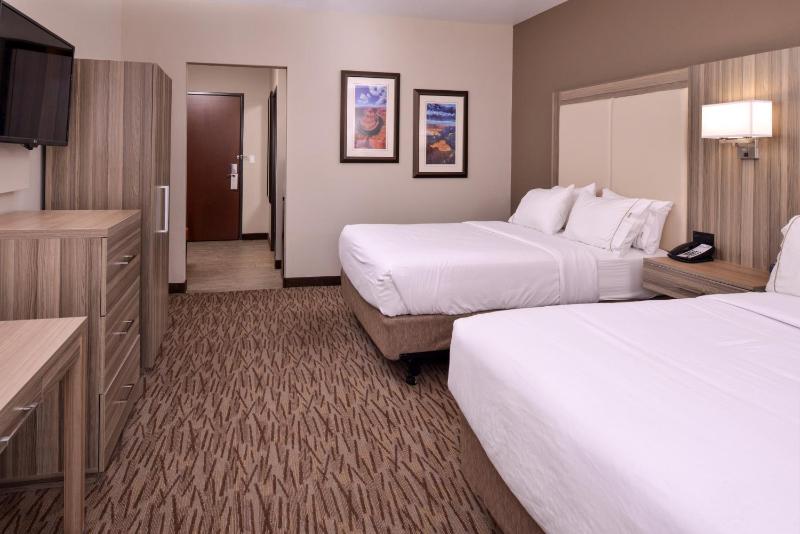 Standard Room with Two Queen Beds image 4