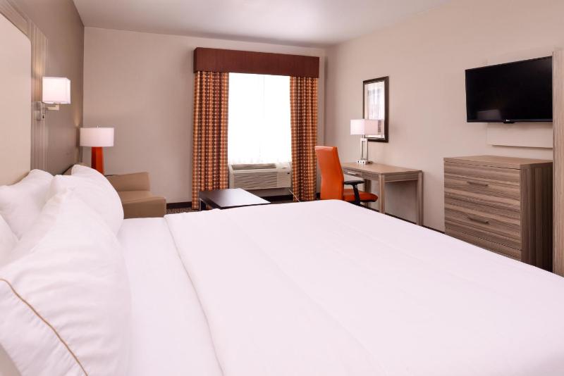 Standard King Room with Sofa Bed image 2