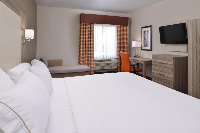 Standard King Room image 4