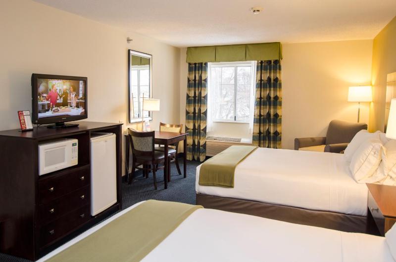 Queen Room with Two Queen Beds image 4