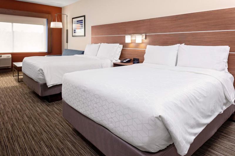 Standard Room with Two Queen Beds image 1