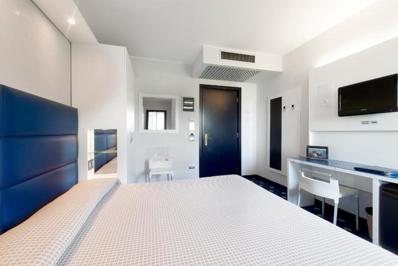 Double Room image 3