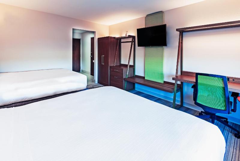 Standard Room with Two Queen Beds image 2
