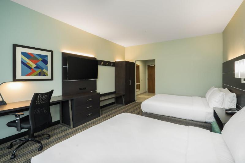 Standard Queen Room with Two Queen Beds image 2