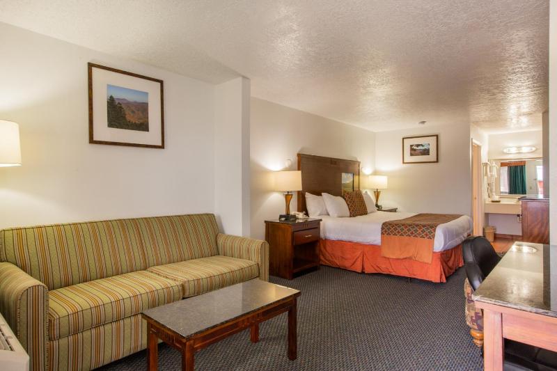 Suite with One King Bed and One Queen Bed - Non-Smoking image 4