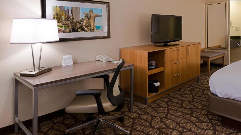 Standard King Room image 3