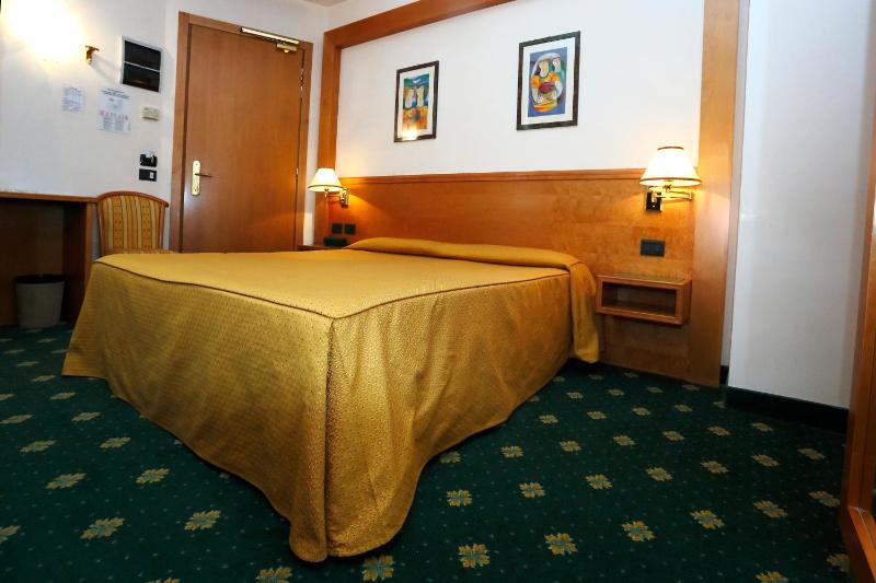 Double Room image 2