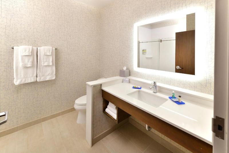 Standard King Room image 1