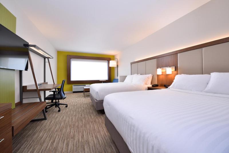 Queen Suite with Two Queen Beds image 2