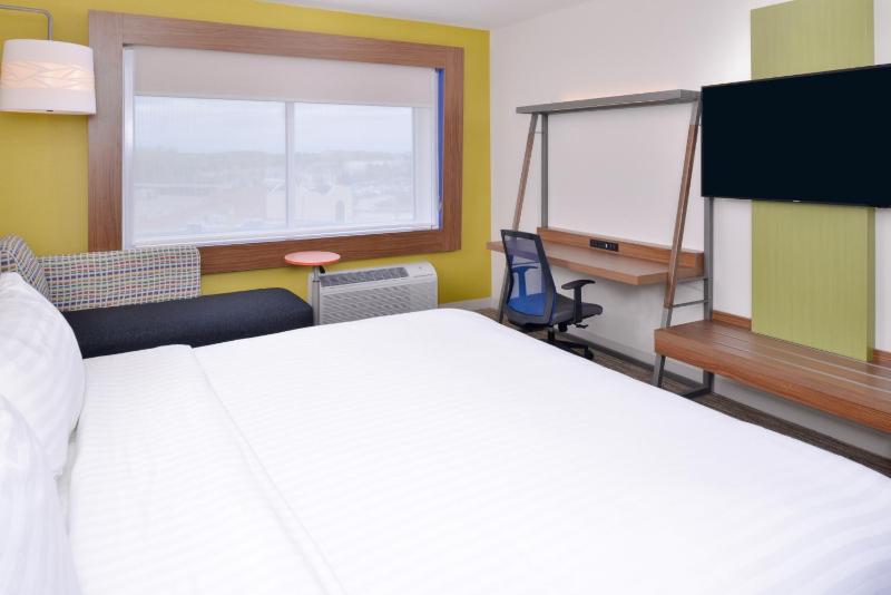 Standard King Room image 3