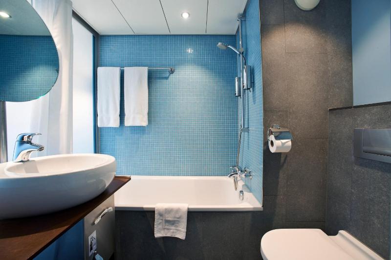 Single Room with City View image 1