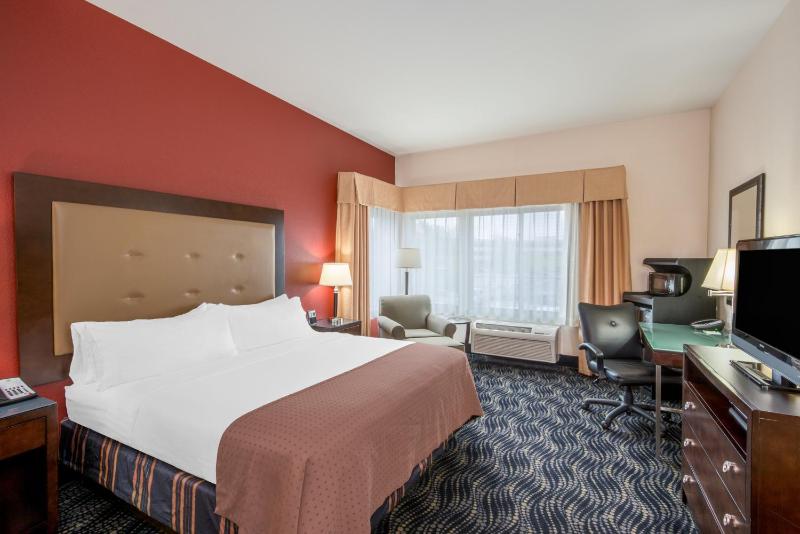 Standard King Room image 4