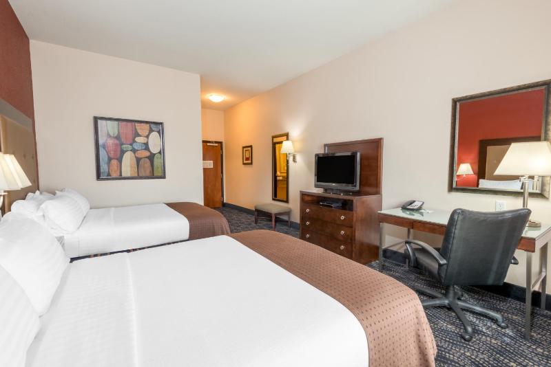Standard Queen Room with Two Queen Beds image 2