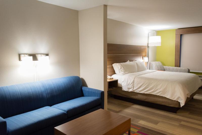 One-Bedroom King Suite with Balcony image 2