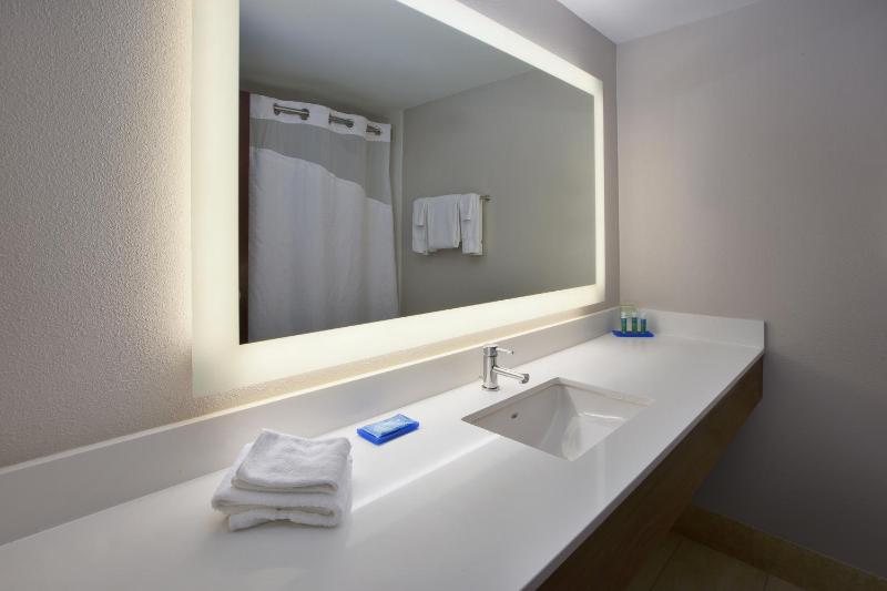 Standard King Room image 4