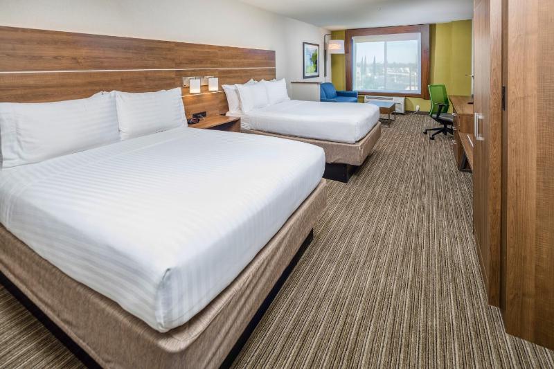 Queen Suite with Two Queen Beds and Additional Living Area image 4